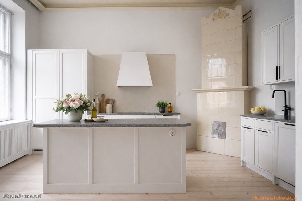 Upea keittiö, jossa kakluuni