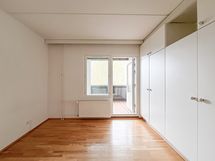 Suuremmasta makuuhuoneesta on käynti lasitetulle parvekkeelle.