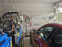 Sähköauton 3-vaihelataus autokatoksessa