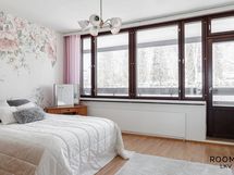 Isosta makuuhuoneesta on kulku parvekkeelle  