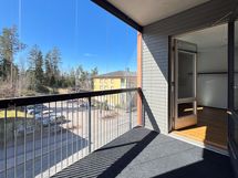 Tilavalta parvekkeelta avautuu näkymät lounaan suuntaan.