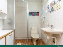 Tilassa suihkukaappi, wc ja amme