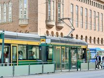 Runeberginkadulta tai Mannerheimintieltä hyppäät ratikan tai bussin kyytiin.