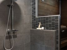 Kylpyhuoneessa kaksi sadesuihkua 