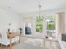 Valoisa olohuone, suuret ikkunat