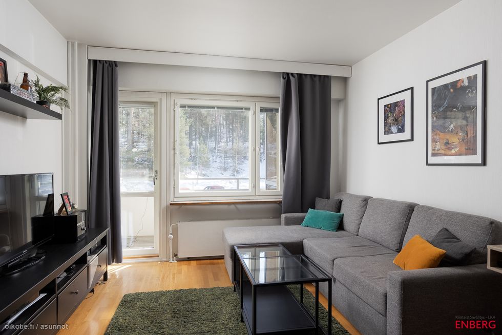 Olohuone, josta käynti parvekkeelle