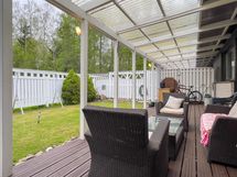 Olohuoneesta on käynti todella reippaankokoiselle, suojaisalle terassille ja pihalle.