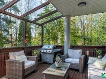 Olohuoneesta on käynti isolle lasitetulle terassille