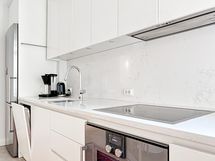 Keittiössä on laadukkaat Gaggenaun uuni sekä liesitaso