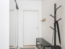 Eteisaulassa on paljon säilytystilaa kaapistossa.