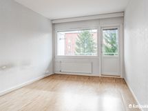 Makuuhuone 2, josta myös kulku parvekkeelle.