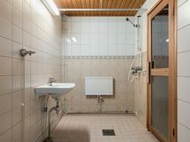 Kylpyhuone ja sauna.