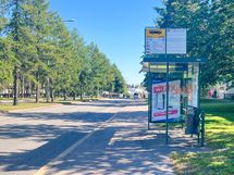 Bussipysäkit viereisellä kadulla.