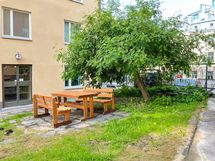 Sisäpihalla on oleskelualue