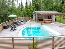 Terassi, uima-allas ja kesäkeittiö