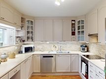 Keittiössä paljon työtasoja