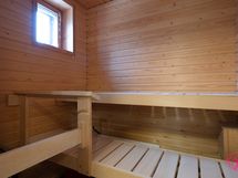 Ikkunallinen oma sauna.