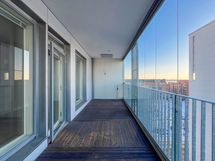 Lasitettu länsiparveke on todella tilava.