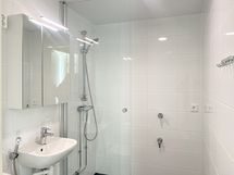 Kylpyhuoneeseen mahtuu pesutorni.