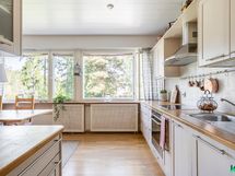 Isot ikkunat tuovat paljon valoa tilavaan keittiöön - Stora fönster släpper in rikligt med ljus i det rymliga köket.