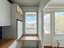 Keittiössä kätevä taso ja ikkunasta kivasti luonnon valoa.