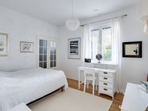 Pariovien takana walk-in -closet/ En walk-in -clodet bakom pardörrarna