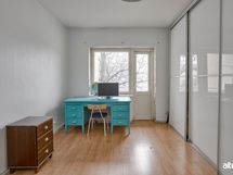 Makuuhuone 2, josta käynti parvekkeelle.