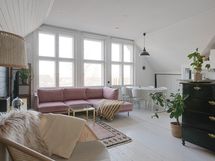 Valoa tulvii suurista ikkunoista.