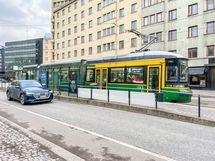Kurvin metroasema kävelyetäisyydellä. Alueella kulkee tiuhaan myös busseja ja ratikoita.