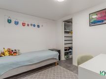 Makuuhuone 3, alakerta/askarteluhuone