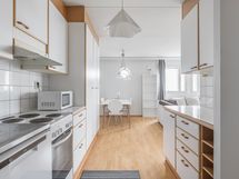 Keittiöstä on suora näkymä ruokailutilaan ja olohuoneeseen.