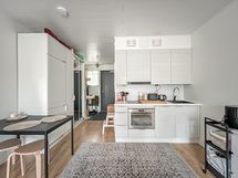 Avokeittiö yhdistyy luontevasti muuhun asuntoon.