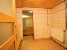 Kylpyhuone ja peitetty uima-allas