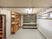 Autotallista tehty varastotilaa