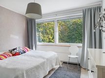 Makuuhuone (eteisen viereinen, omalla WC:lla)