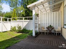 katettu terassi ja pihaa