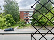 Näkymä parvekkeelta Uudenmaankadulle.