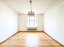 Tämän avaran huoneiston erkkeri-ikkuna edustaa rakennusvuodelle tyypillistä   arkkitehtuuria.