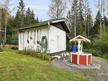 Pihavarasto ja kastelukaivo - Gårdsförråd och bevattningsbrunn