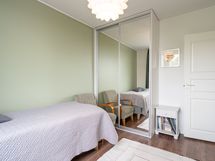 Makuuhuoneessa on liukuovikaapisto