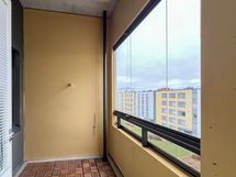 Parveke on täysin lasitettu.