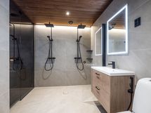 Näyttävä pesuhuone, jossa on talon toinen wc-istin