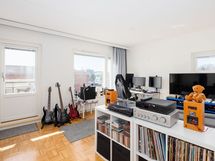 Olohuoneesta käynti lasitetulle parvekkeelle