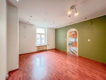 Asunnon ikkunat ovat rauhallisen sisäpihan puolelle, koillisen suuntaan.