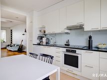 Tilava ja monipuolisesti varusteltu keittiö mm. korkea jääkaappi ja korkea pakastin.