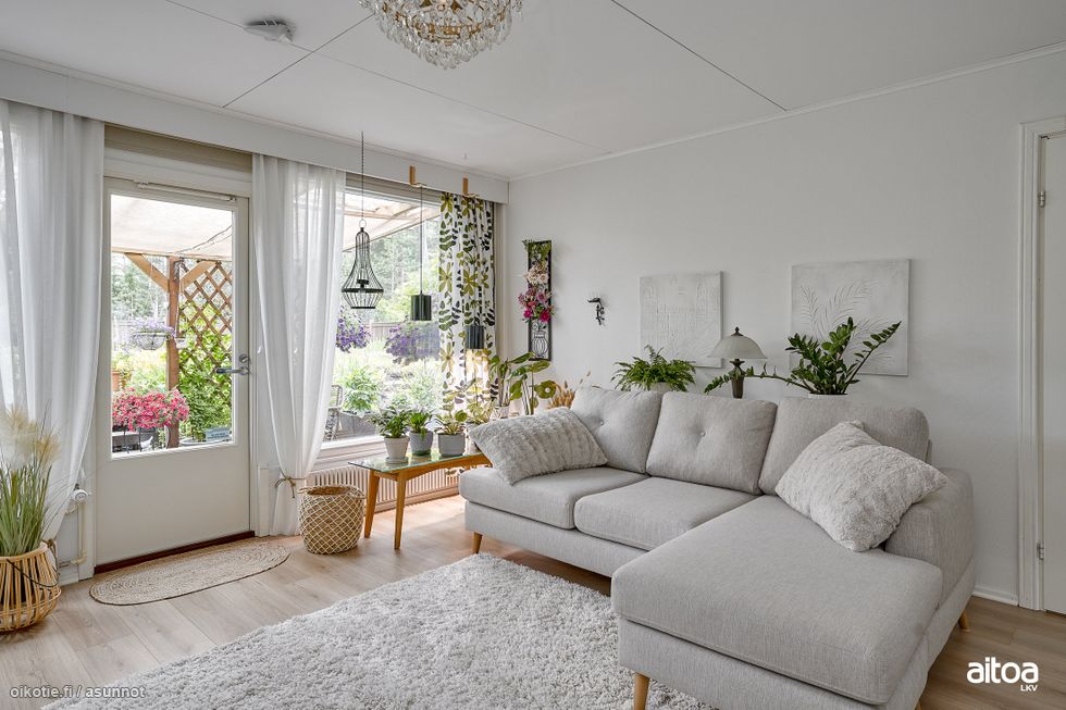 Kaunis ja valoisa olohuone.
