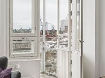 Huoneistossa on jopa kaksi parveketta. Olohuoneen yhteydessä nro 1.