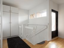 Yläkerran hallissa on vaatehuone. Hyvä käynti kaikkiin tiloihin.