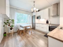 Tilava keittiö on remontoitu ja hyvin varustettu. Keittiöön mahtuu hyvin isokin ruokapöytä.