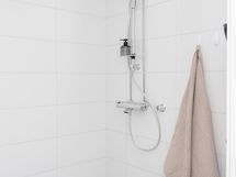 Alakerran wc ja kylpyhuone